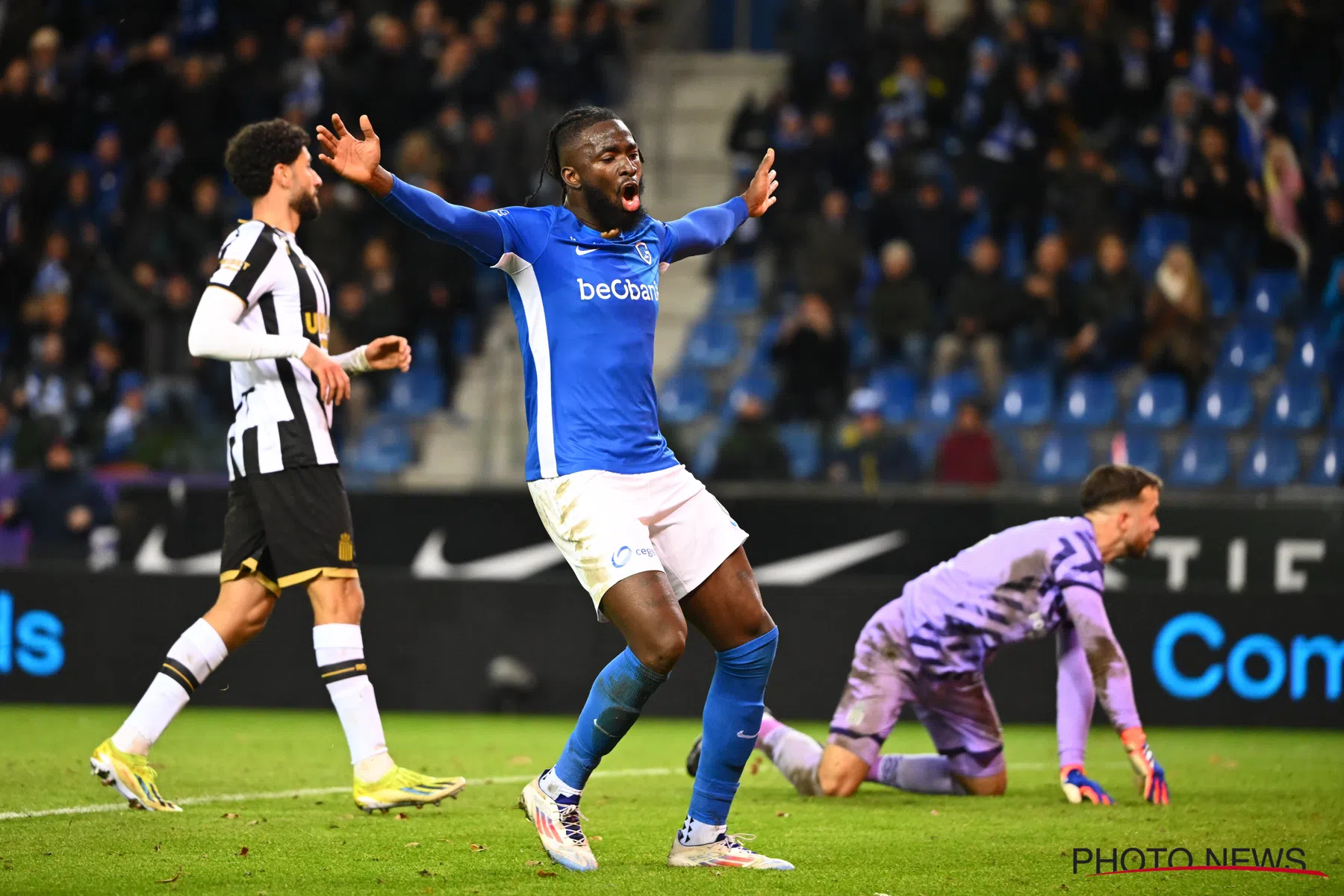 Topschutter Tolu Arokodare na zege KRC Genk tegen Sporting Charleroi 