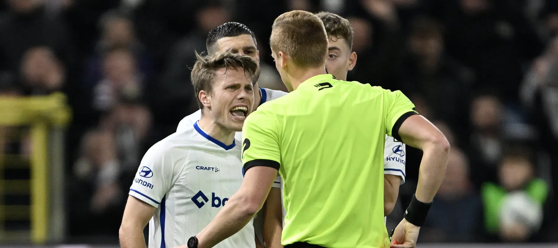 Matisse Samoise over zijn rood wegens natrappen tijdens Anderlecht - Gent 