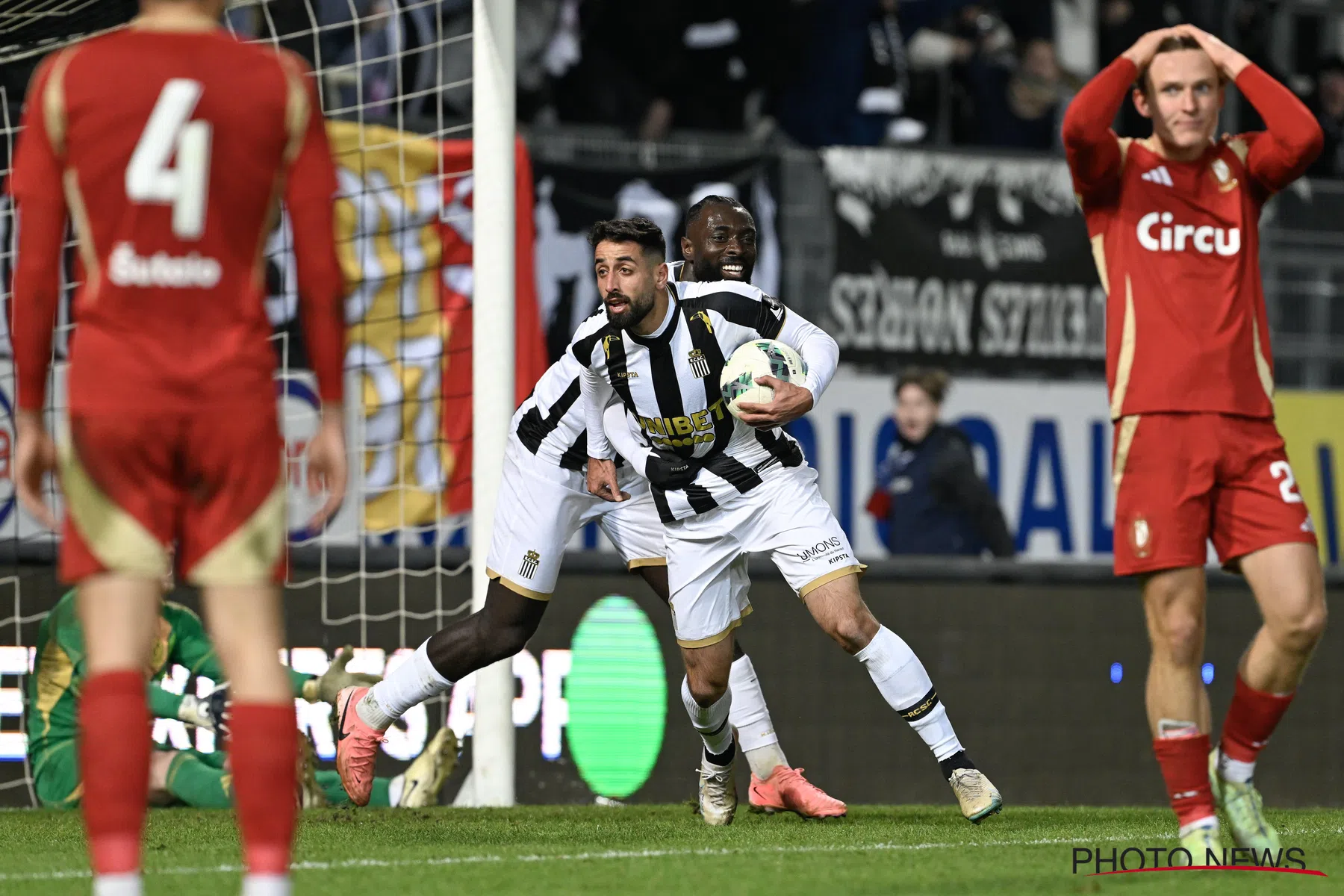 Standard en Sporting Charleroi spelen gelijk in derby 