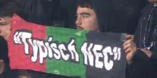 Zelfspot in het uitvak: NEC-fan toont ludiek spandoek na dramatische openingsfase