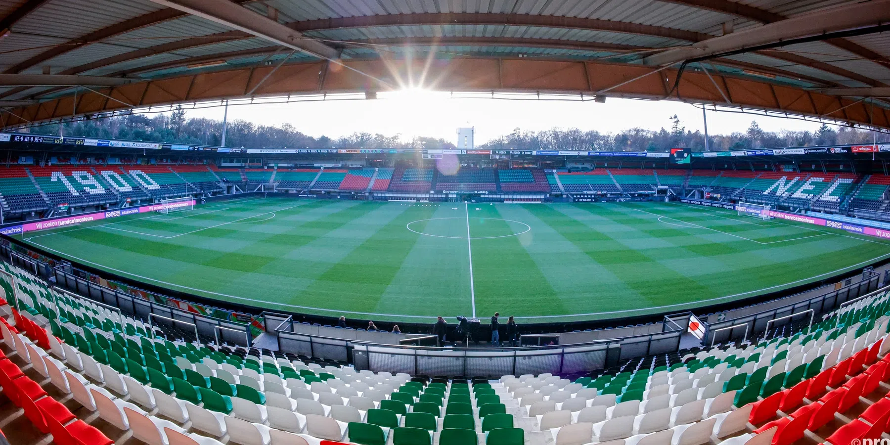 Opnieuw paniek bij NEC - Willem II: na botsing Proper ook noodgeval op de tribune