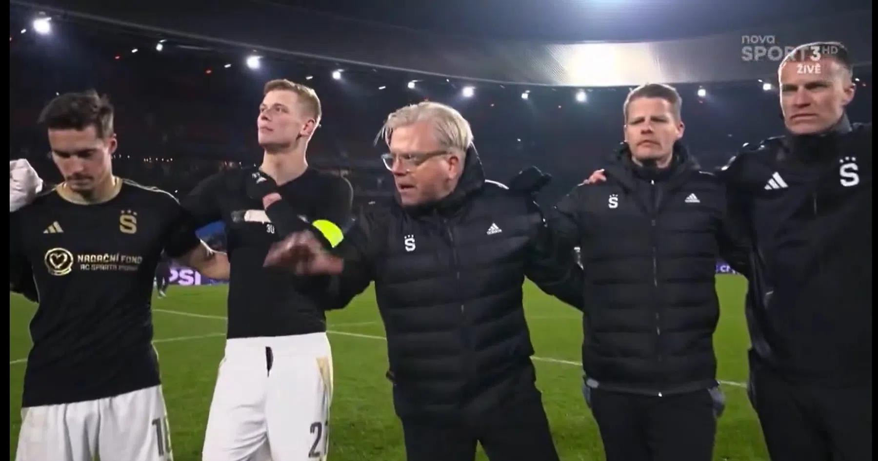 Cameraman belandt midden in Sparta Praag-huddle