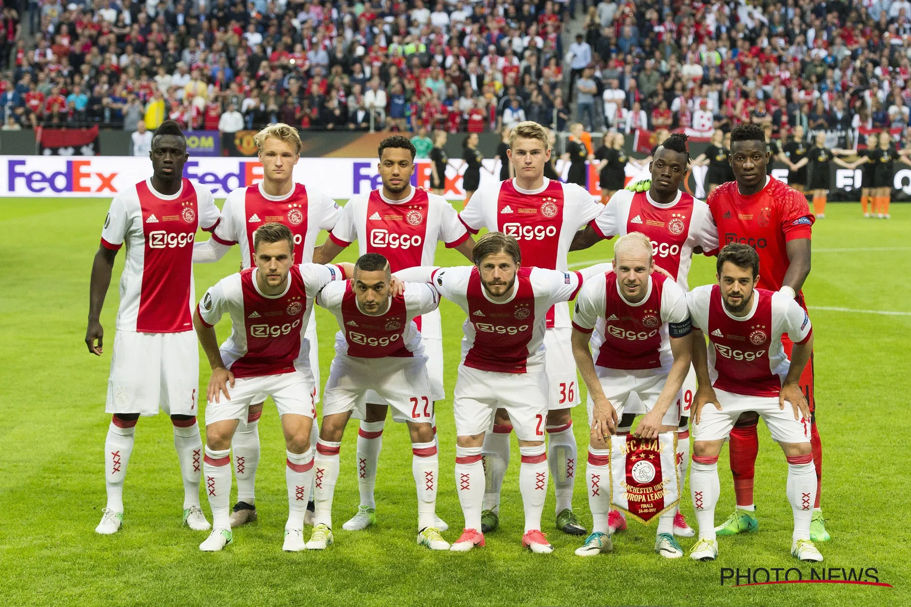 Jairo Riedewald grapt over uitblinker Kasper Dolberg bij Ajax