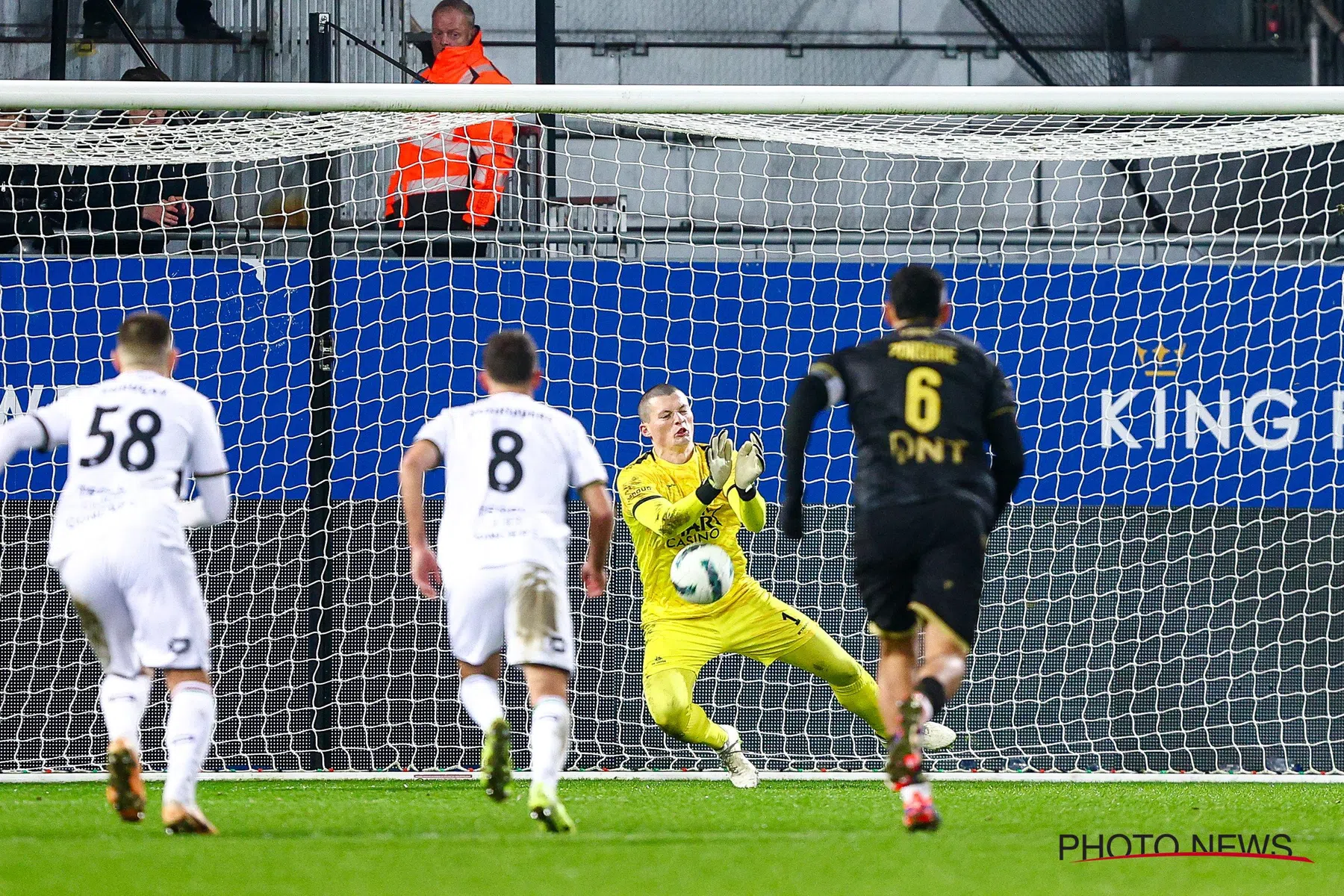 Tobe Leysen geeft uitleg over penaltysave na Leuven - Charleroi 