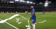 LOL! Shamrock-fans bekogelen Chelsea-speler Nkunku met groot aantal wc-rollen