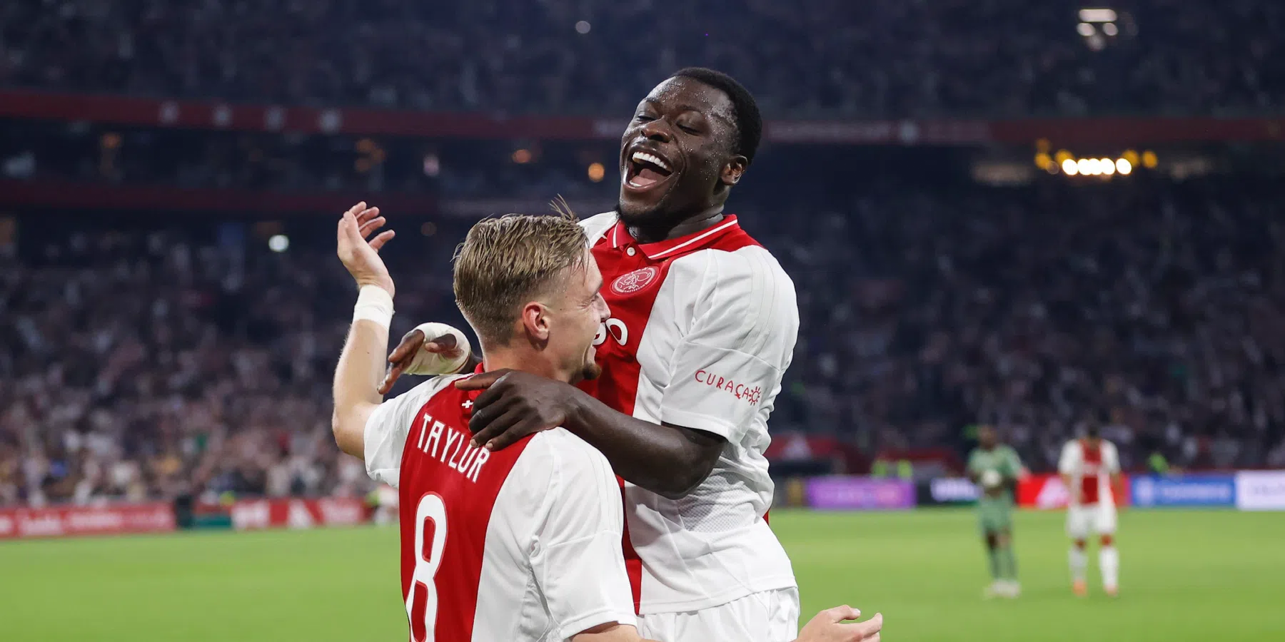 Taylor neemt het op voor Brobbey bij Ajax