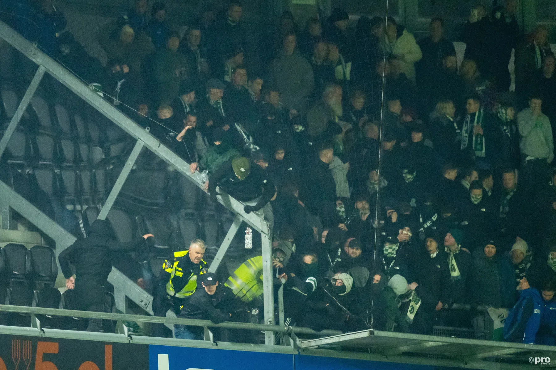 Heracles - Groningen gestaakt, fan valt uit uitvak