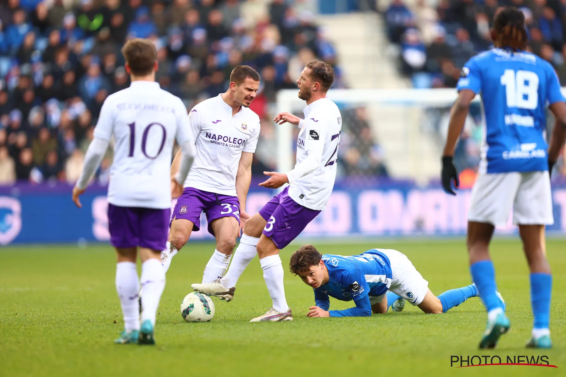 RSCA-fans niet te spreken over de eerste helft tegen KRC Genk