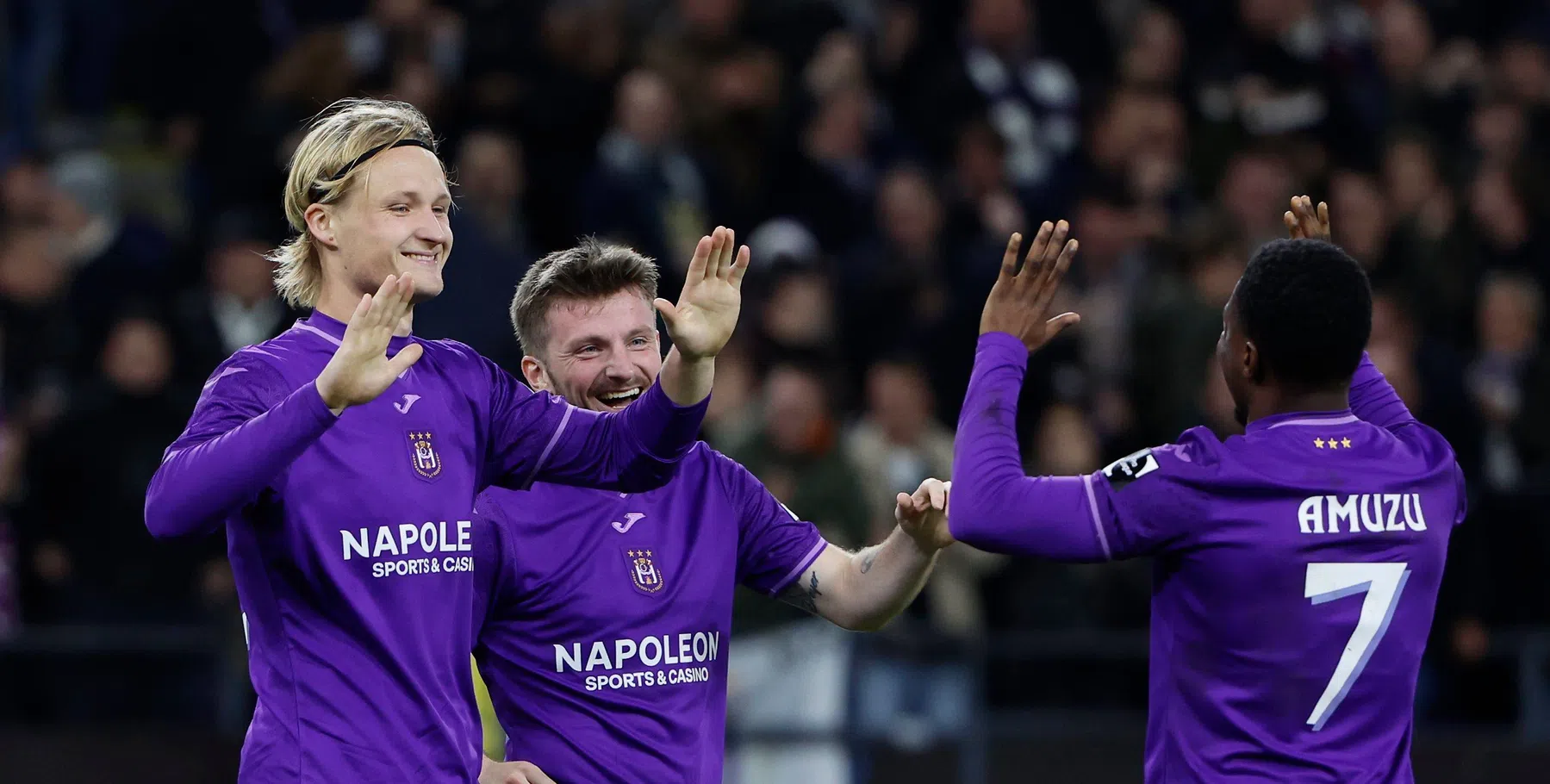 Anderlecht pakt erbarmelijke staat van het veld aan