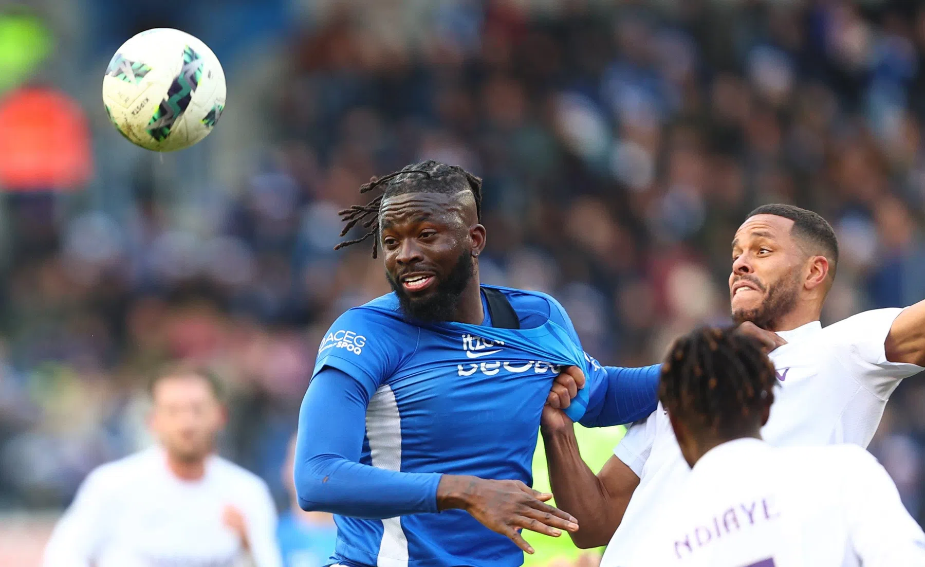 Tolu Arokodare helpt mee voedselpakketten uitdelen in Genk 