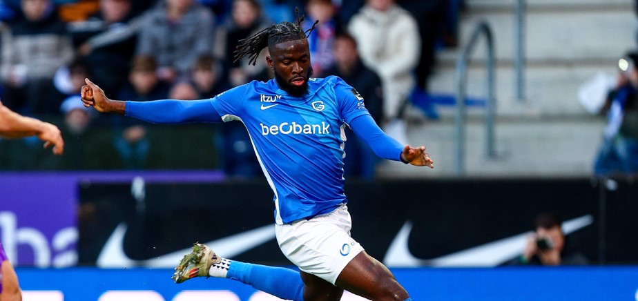 Patrick Goots over Tolu Arokodare en KRC Genk