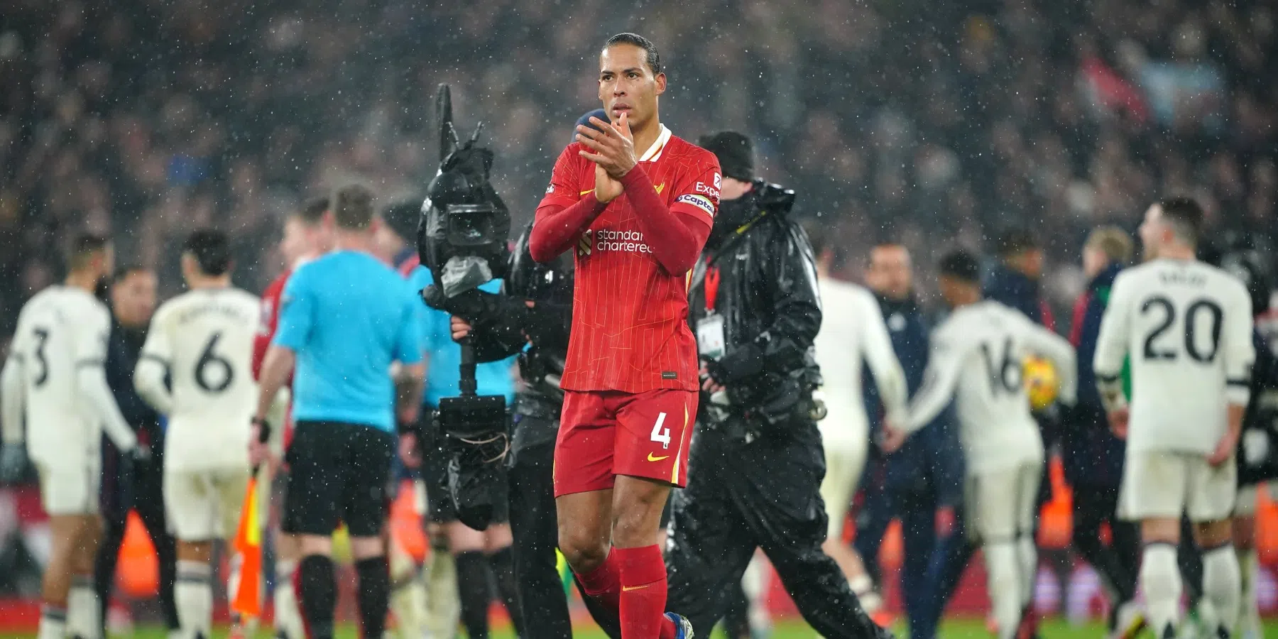 Liverpool-aanvoerder Van Dijk teleurgesteld na gelijkspel tegen Manchester United