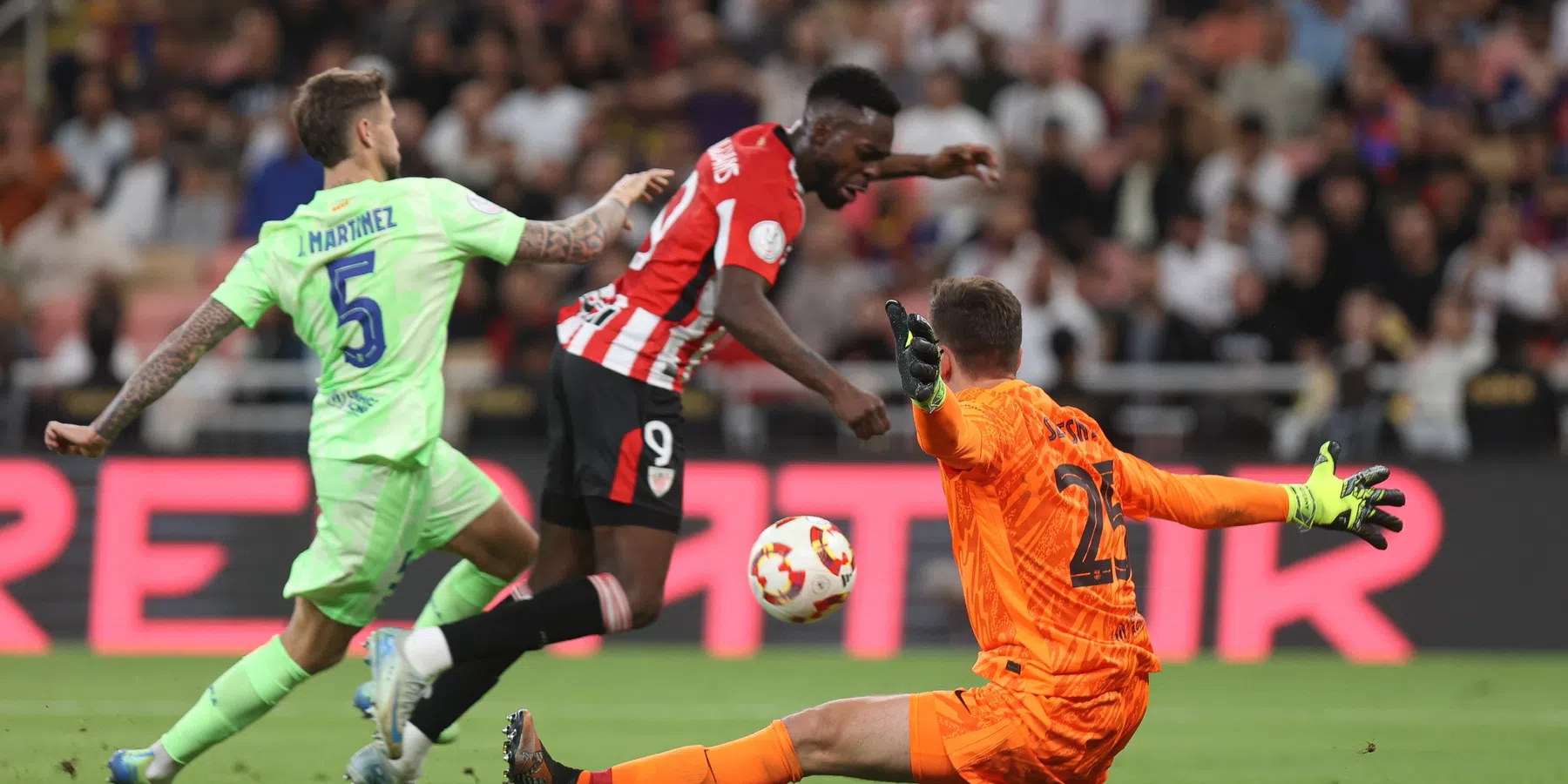 Barça dankt Gavi en Raphinha en gaat naar finale, Frenkie-moment blijft onbestraft