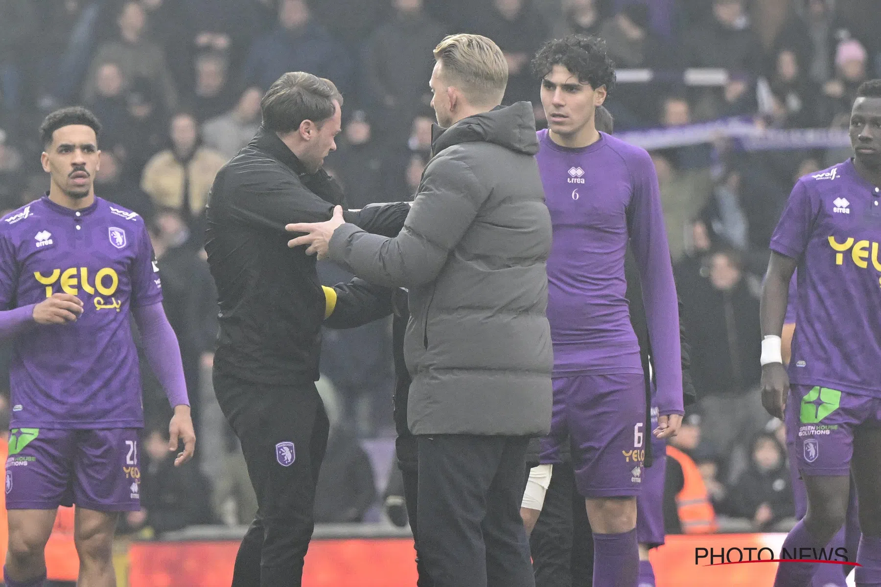 Beerschot-trainer Kuyt haalt zwaar uit naar Antwerp-hooligans