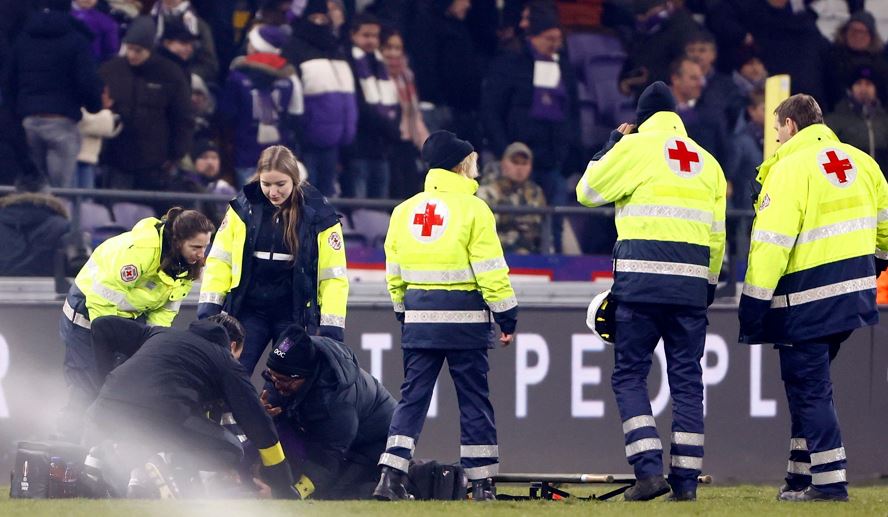 Voetbal bijzaak in Anderlecht – Club Brugge, ingepakte Amuzu van het veld gedragen