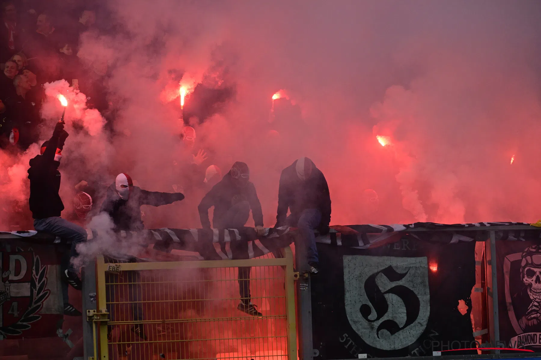 Antwerp-hooligans gooien vuurpijl naar vak met Beerschot-fans en spelers