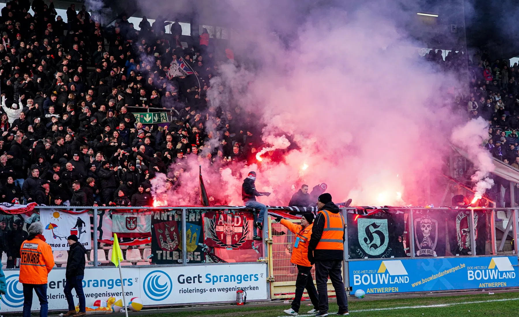 Physical coach van Beerschot kreeg vuurpijl naar hoofd bij Beerschot-Antwerp