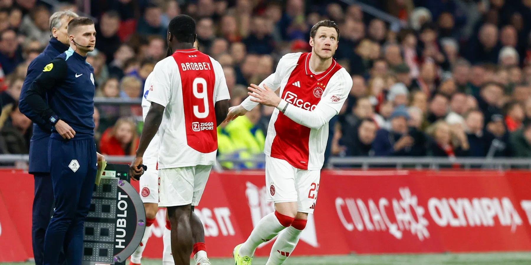 'Op dit moment is Weghorst gewoon een betere optie dan Brobbey bij Ajax'