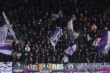 Boodschap voor Hubert en Anderlecht: Fans onthalen selectie paars-wit met vuurwerk