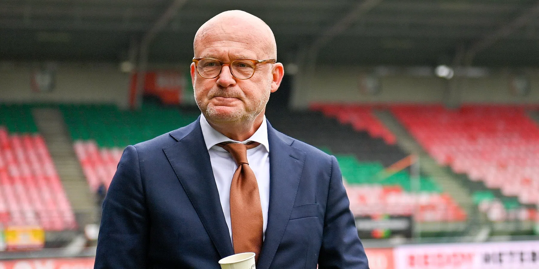 NEC-directeur Van Schaik en oud-stadionspeaker Vitesse maken samen muzieknummer