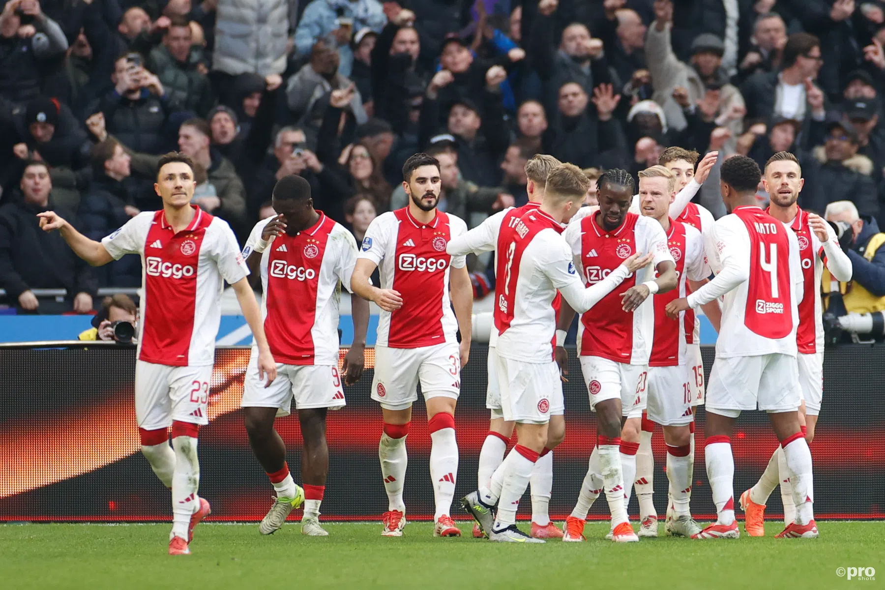 Ajax op rapport: twee absolute uitblinkers