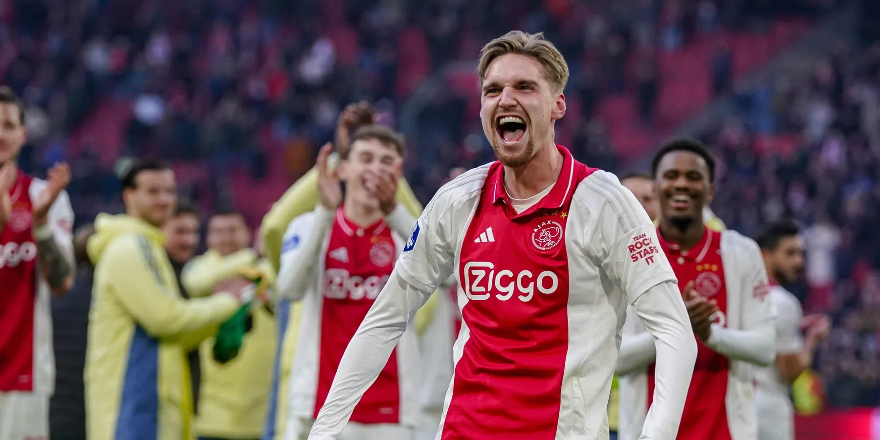 Ajax profiteert van misstap PSV en wint in extremis van Feyenoord in Klassieker