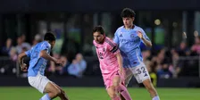 Thumbnail for article: Messi en Suarez beboet na opvallende actie richting staf Pascal Jansen