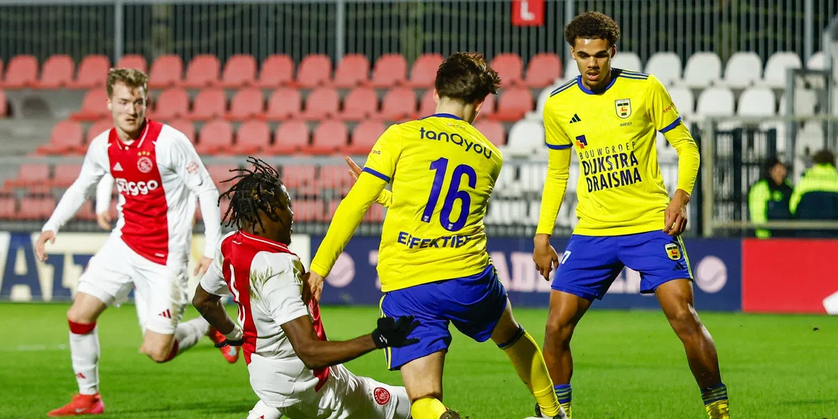 Jong Ajax speelt gelijk, FC Emmen verpest 'afscheidsduel' Helmond Sport