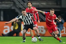 Thumbnail for article: AZ ontsnapt na voetbalgevecht in Almelo en plaatst zich voor KNVB Beker-finale