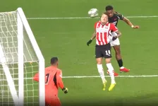 Thumbnail for article: De beelden: Timber klopt boezemvriend Lang in de lucht en doet PSV veel pijn 