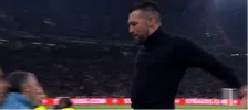 Thumbnail for article: Gefrustreerde Farioli is emoties niet de baas en trapt tegen Ajax-bank