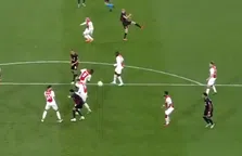 Thumbnail for article: Van held naar schlemiel: Brobbey toucheert schot en ziet bal in Ajax-goal vliegen