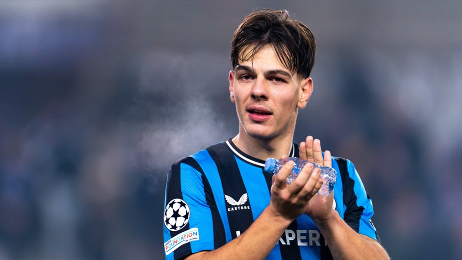 Dévy Rigaux ziet Ardon Jashari van Club Brugge de Gouden Schoen winnen