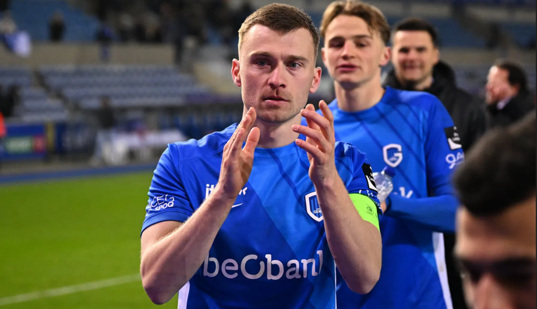 Wesley Sonck vol lof over Bryan Heynen van KRC Genk