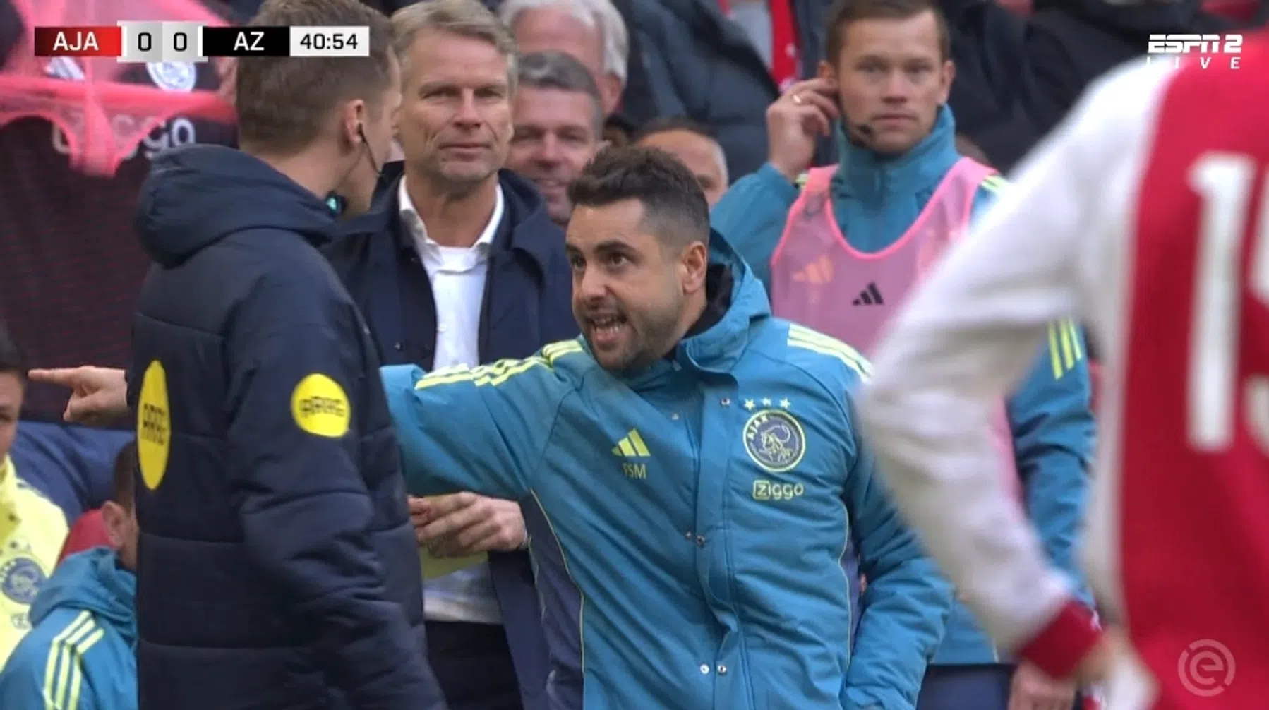 Ajax-assistent krijgt geel, laat zich gaan, krijgt rood en gaat woest naar tribune