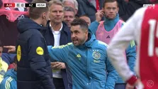 Thumbnail for article: Opvallend beeld: stoppen slaan door bij Ajax-assistent, Higler trekt rode kaart