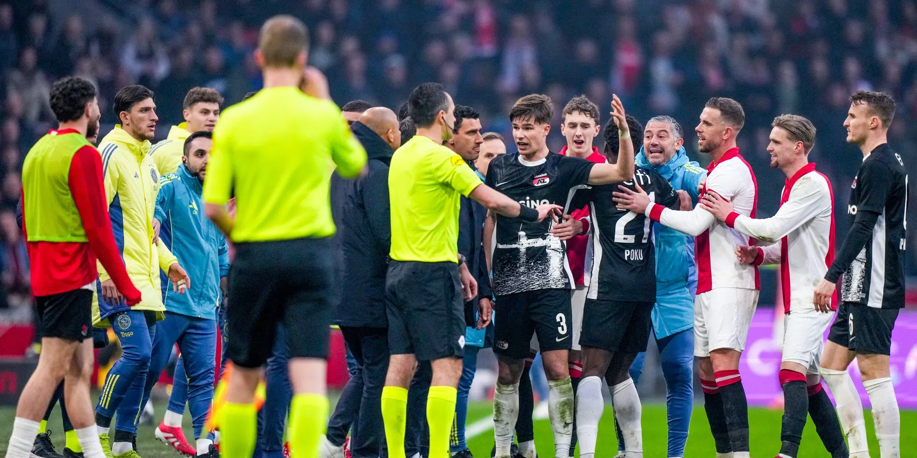 Bizar: spelers van AZ willeneven van het veld stappen na rode kaart tegen Ajax