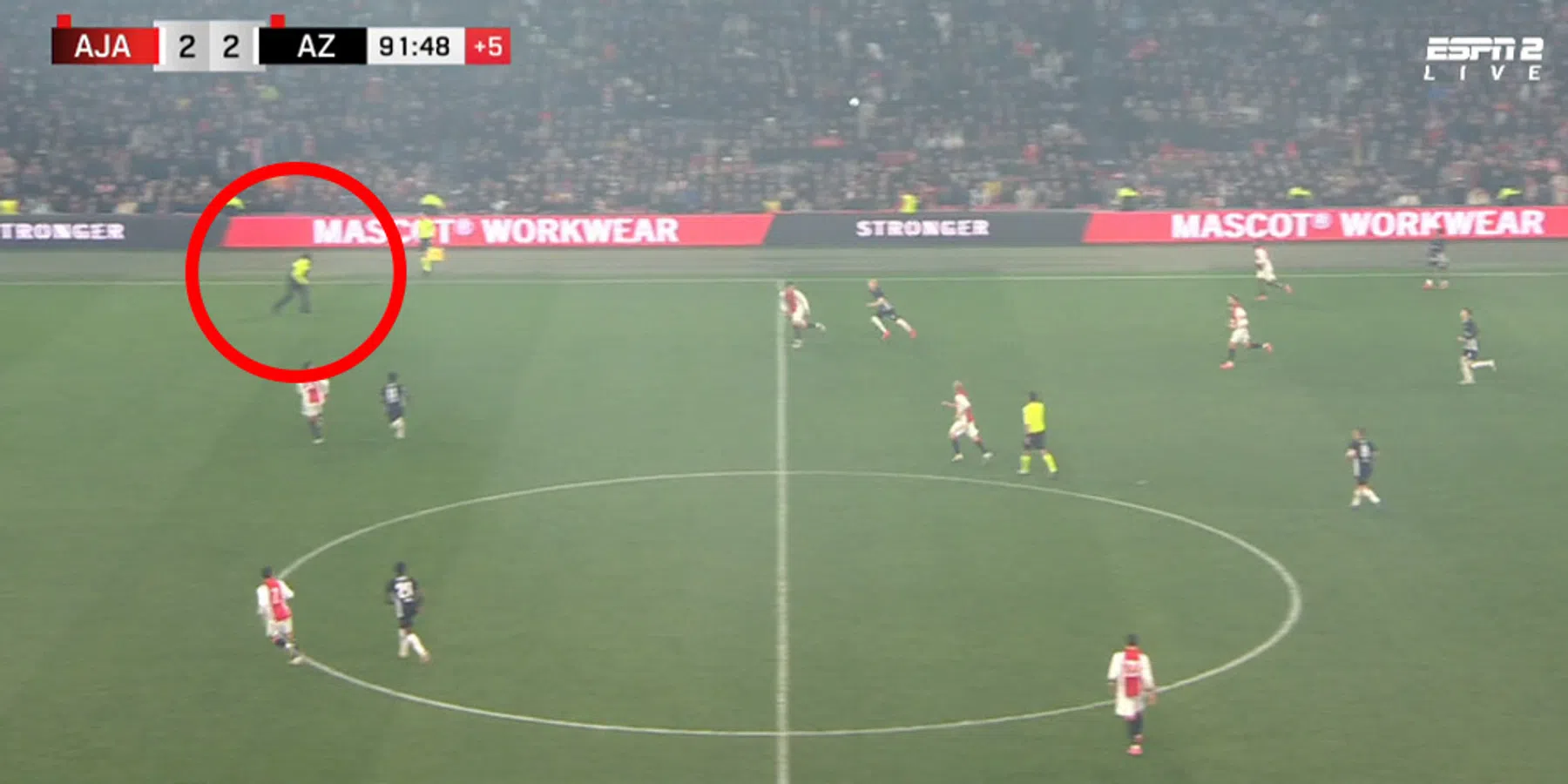 Zelden vertoond: steward komt óp het veld in beeld bij aanval van AZ tegen Ajax