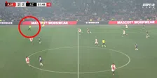 Thumbnail for article: Ongelofelijk: steward binnen de lijnen tijdens aanval van AZ tegen Ajax