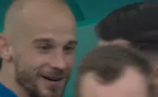 Must see: dolblije Cerny (Rangers) spuit Celtic-fans nat en gaat wereld over