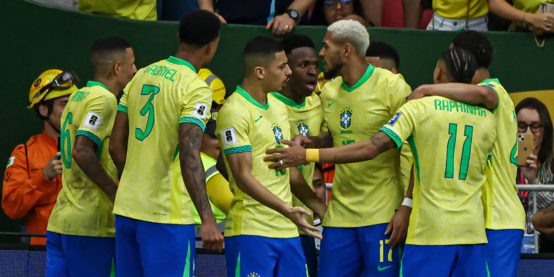 Vinícius leidt Brazilië met late goal nipt langs Colombia