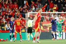 Thumbnail for article: Discutabele strafschop leidt tot achterstand voor Nederlands elftal