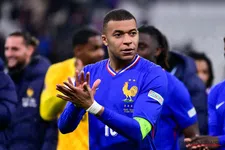 Bijzondere taferelen bij Frankrijk: Mbappé brengt uitgevallen auto van het veld