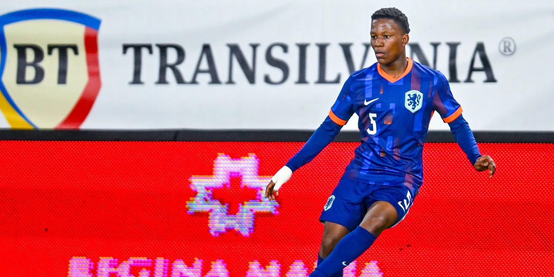 Jong Oranje-debutant dankt moeder: 'Anders mocht in niet naar Roemenië reizen'