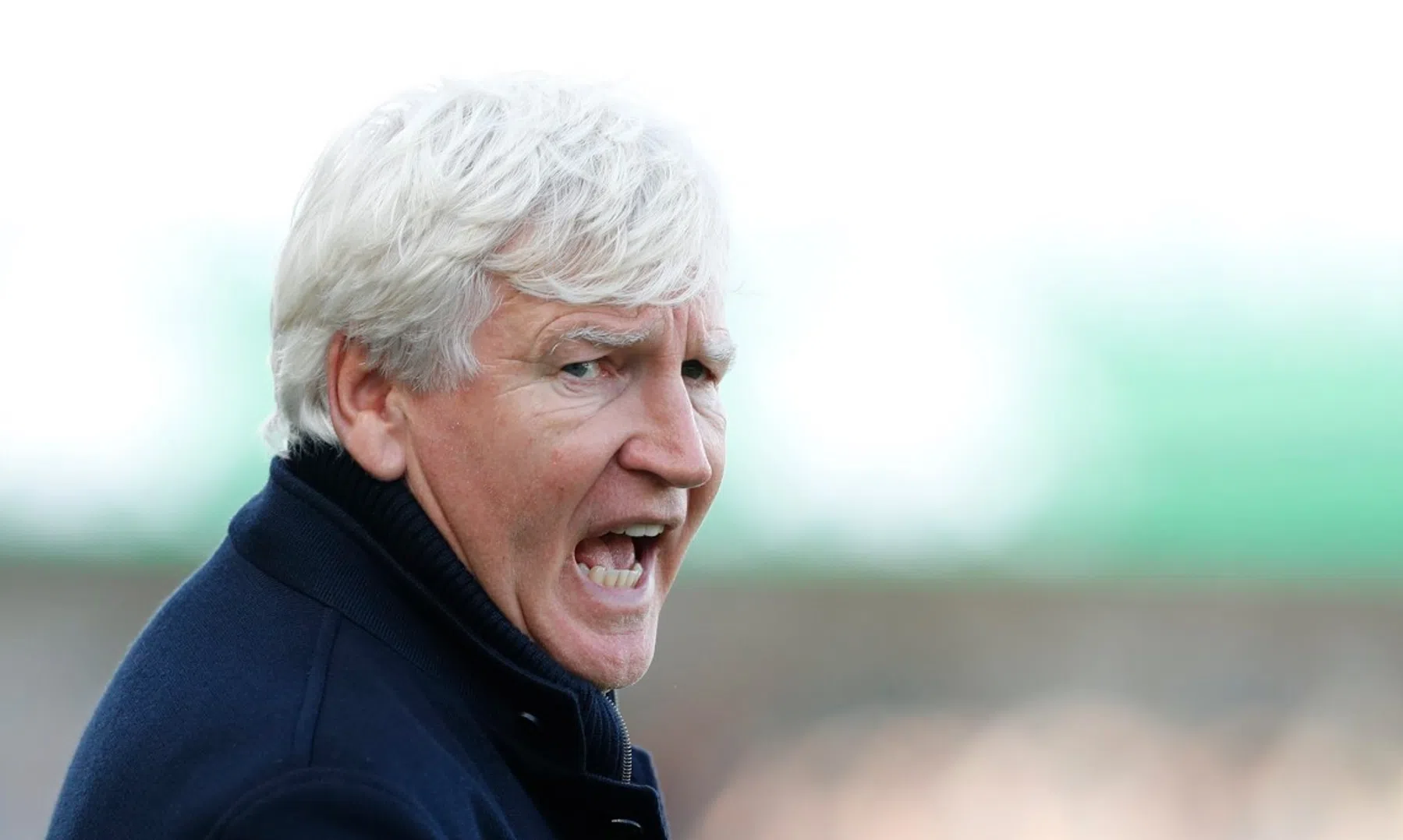Spelers van Kameroen achter Marc Brys