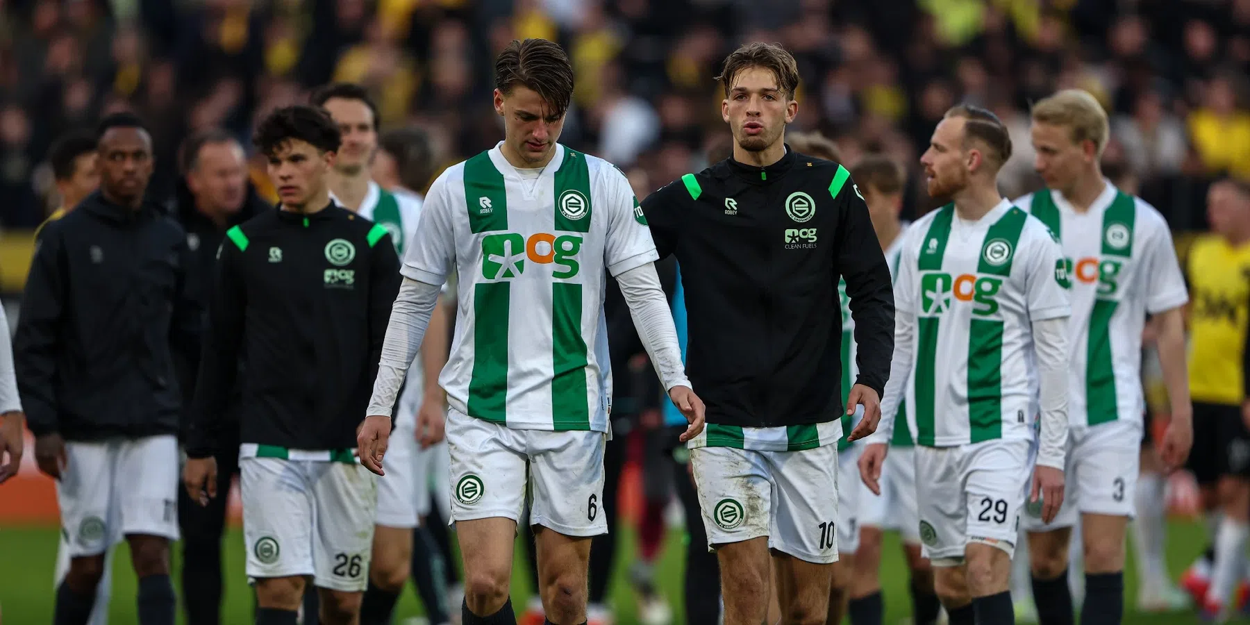 Luciano Valente irriteert zich aan gedrag van NAC Breda-speler Boy Kemper