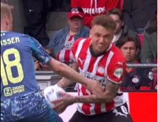 Thumbnail for article: Stoppen slaan even door bij Noa Lang: PSV-ster in de tang bij Rosa