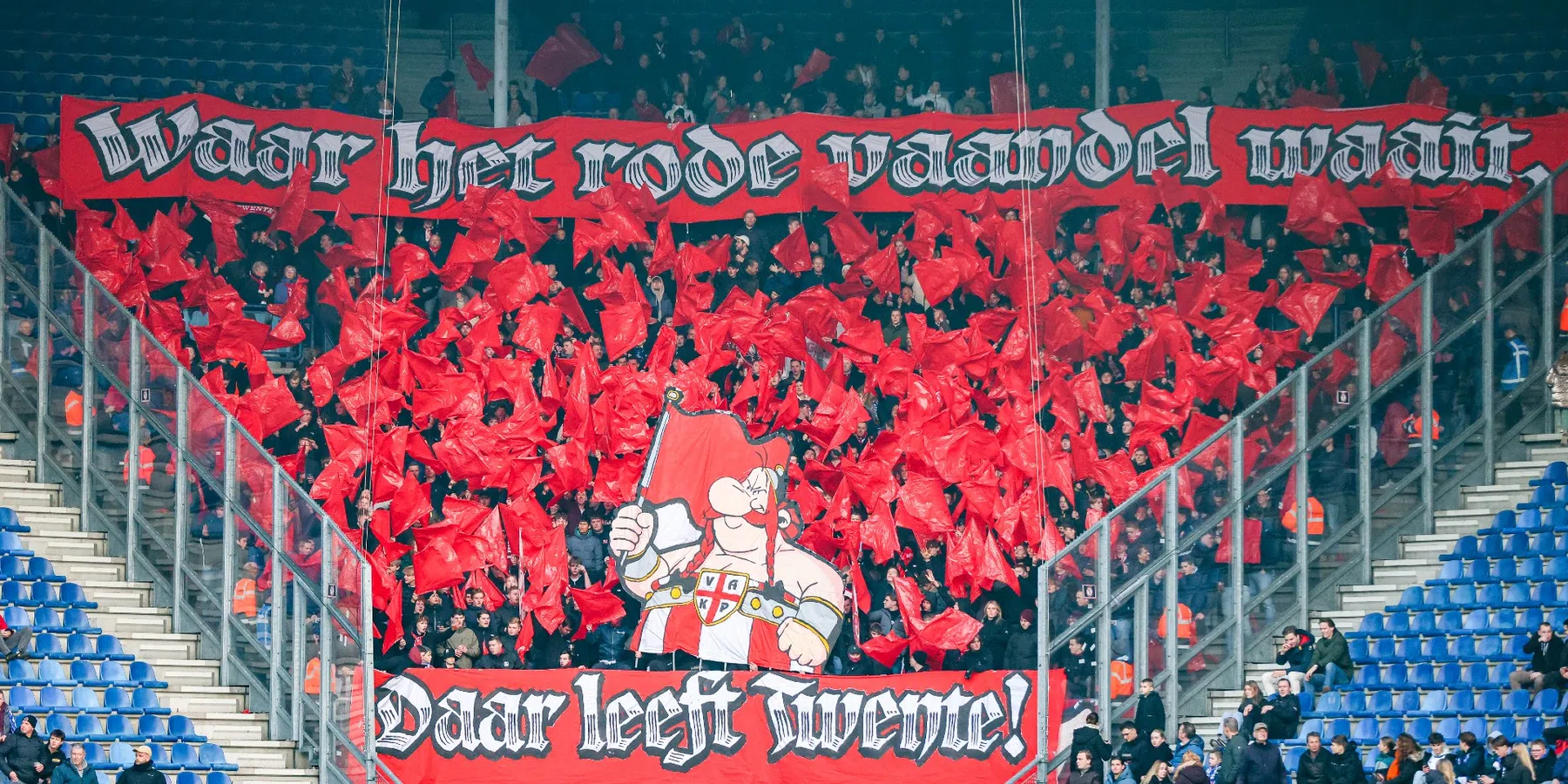 FC Twente-fans met elkaar op de vuist