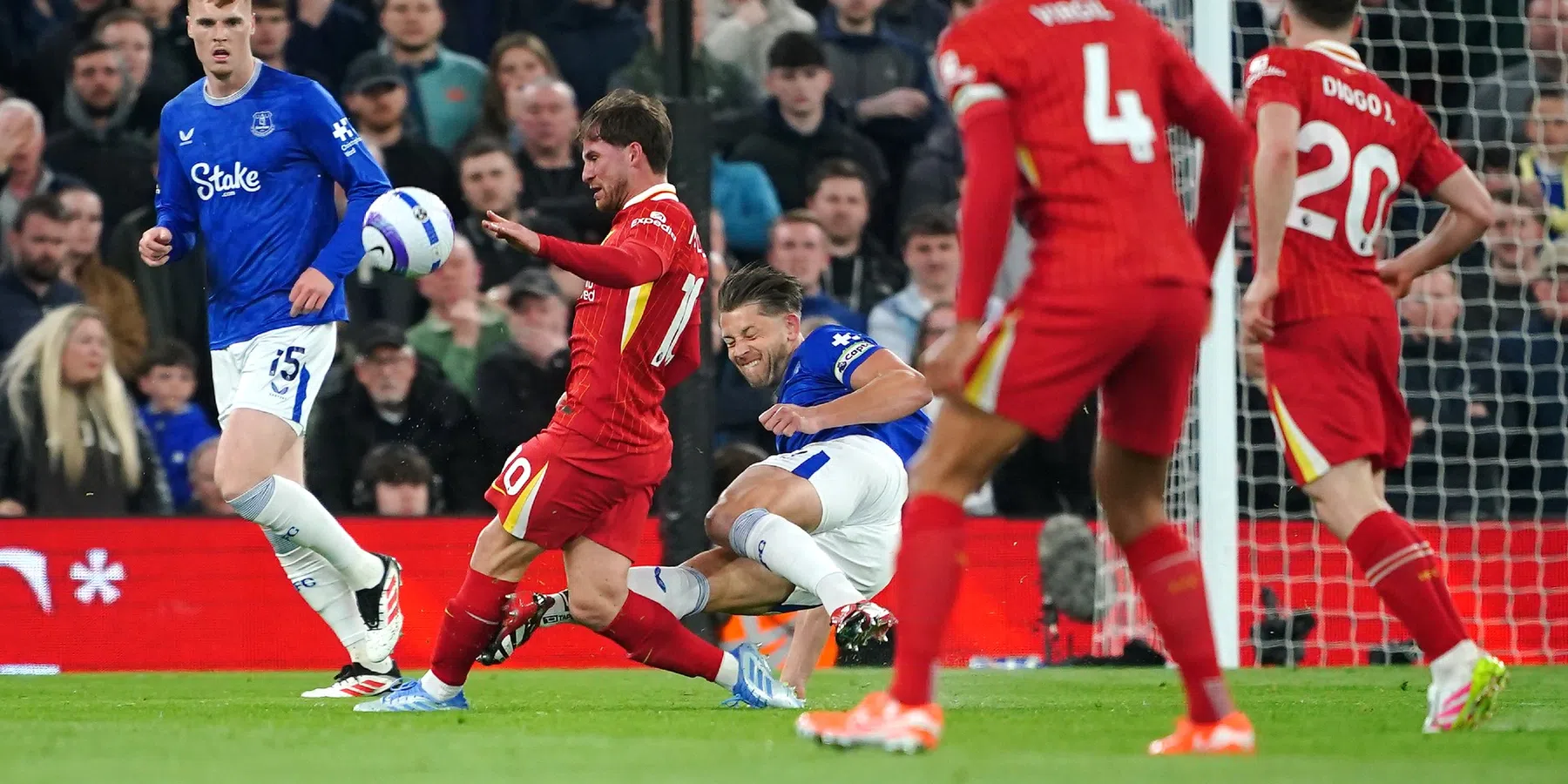 Scheidsrechtersbond geeft fout in Merseyside derby toe: 'Goed dat ze dat doen'