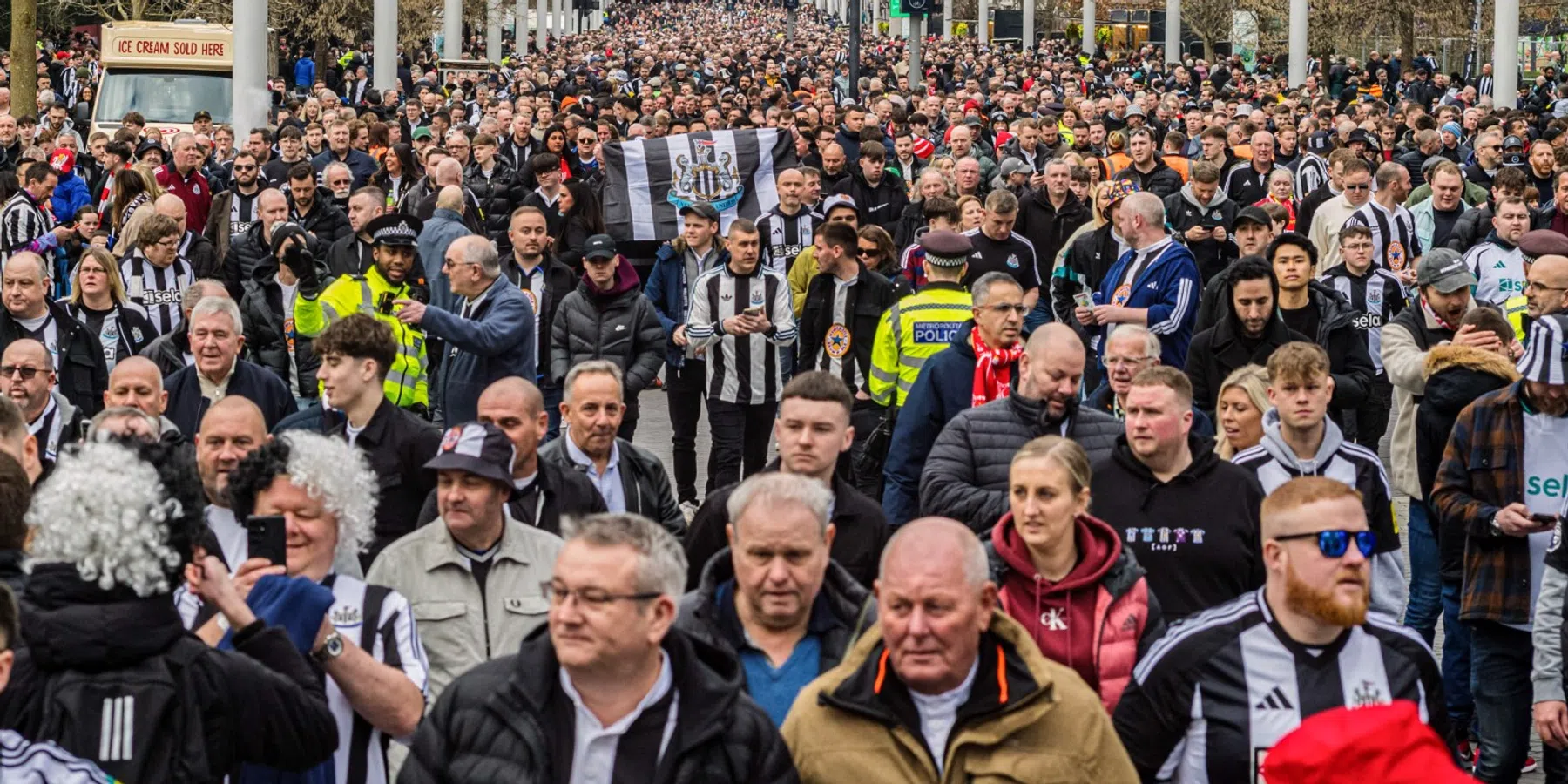 Newcastle United-fan laat QR-code tatoeëren op zijn lichaam